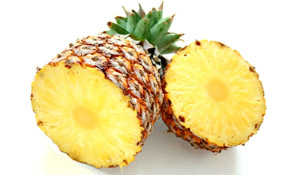 la piña en rebanadas